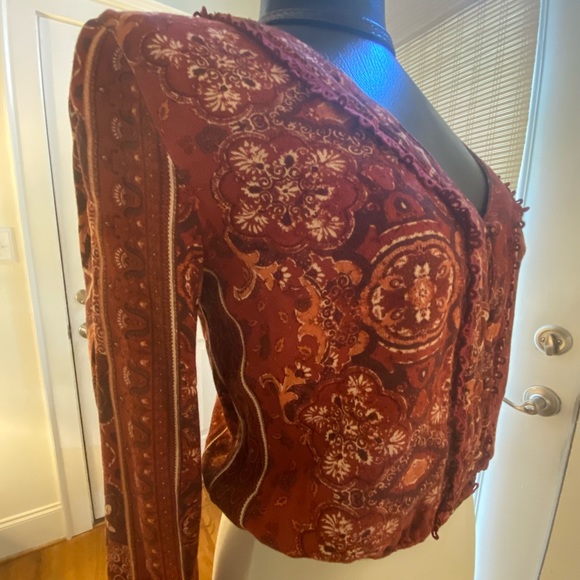 Kendall + Kylie Crop Blouse - Picture 1 of 4